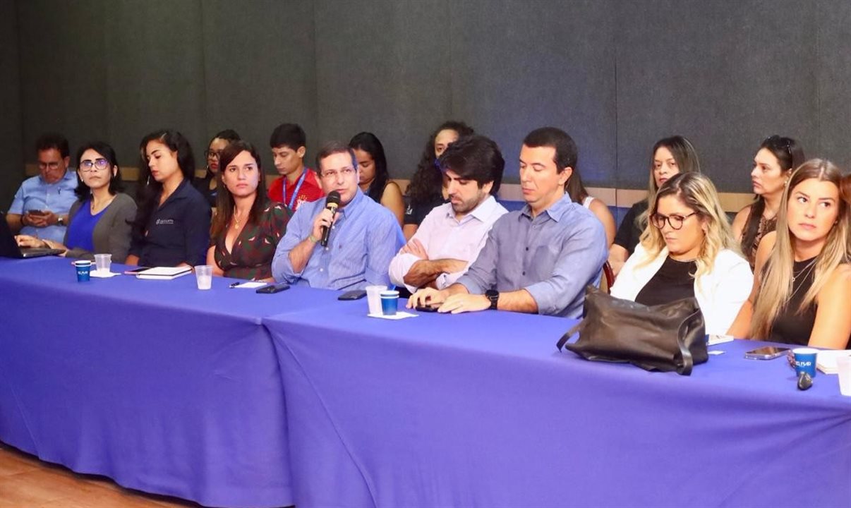 O secretário  Marcos Franco (ao centro) expressou contentamento com o anúncio da Azul sobre os números positivos relacionados a Sergipe