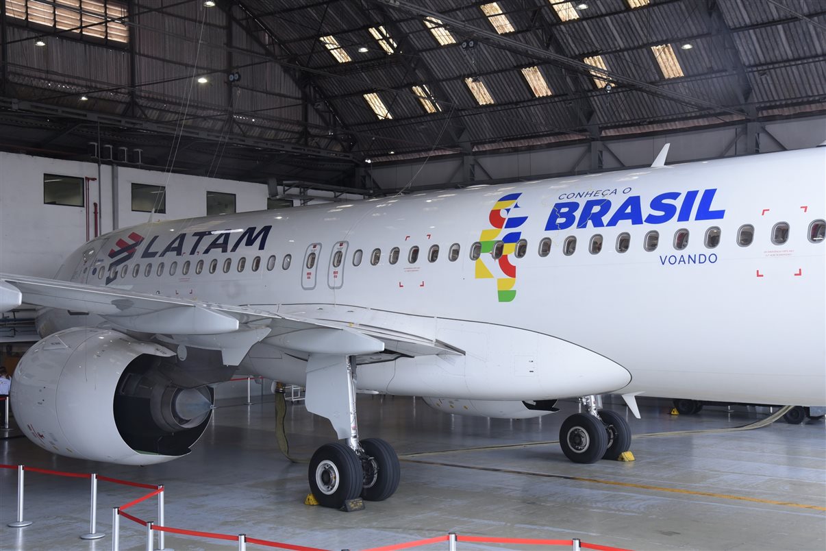 Avião da Latam com temática do Conheça o Brasil: Voando