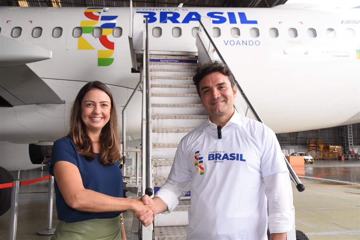 Aline Mafra, diretora de Vendas e Marketing da Latam, e Celso Sabino, ministro do Turismo, com aeronave temática da aérea