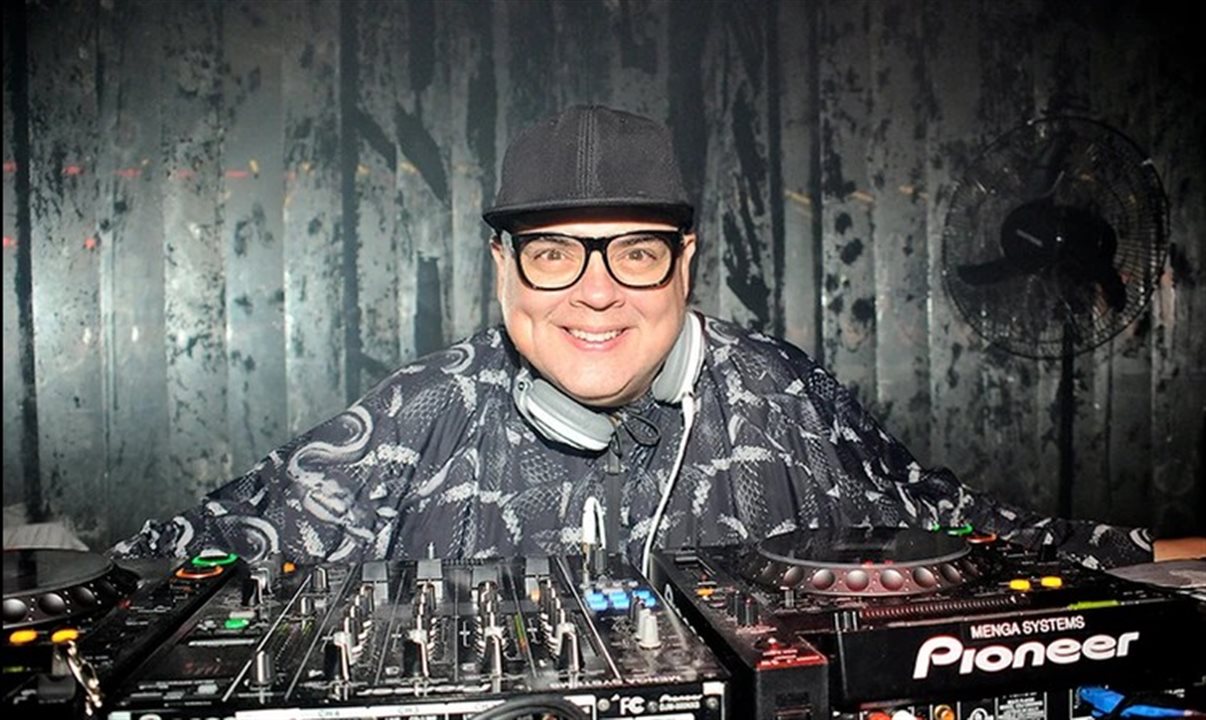 DJ Zé Pedro vai comandar a música da festa de encerramento do Fórum PANROTAS 2024
