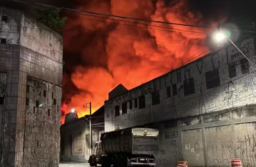 Incêndio durou dois dias e atingiu galpão utilizado pela Receita Federal