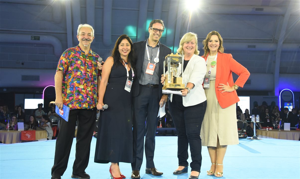 Wellington Nogueira, mestre de cerimônias, Sandra Veloso e Luana Nogueira, da Alagev, premiam o Lufthansa Group
