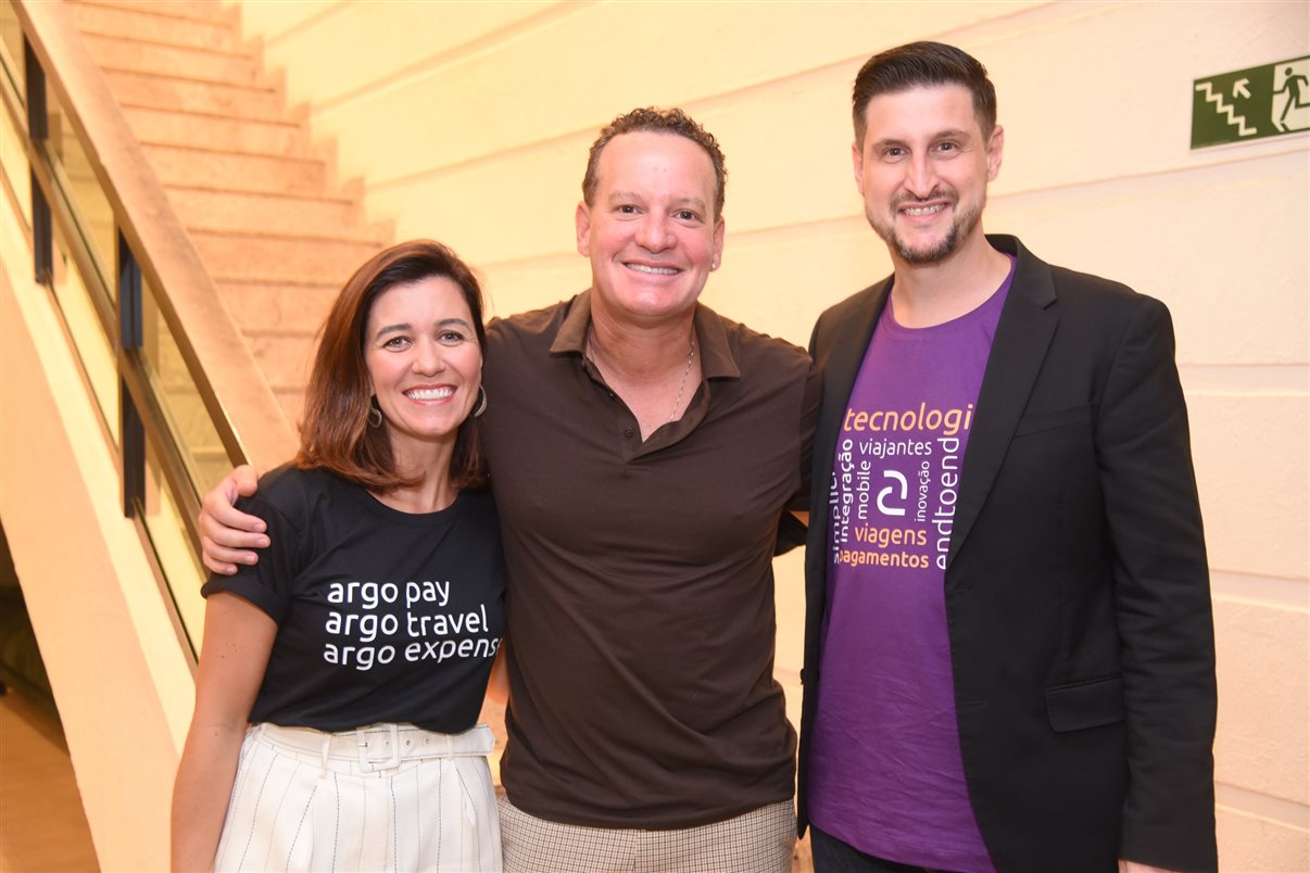 Fernando Vasconcellos, da Kontik, entre Aline Bueno e Daniel Matias, da Argo