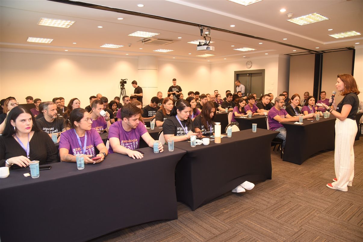 Aline Bueno falando com os colaboradores da Argo durante o evento