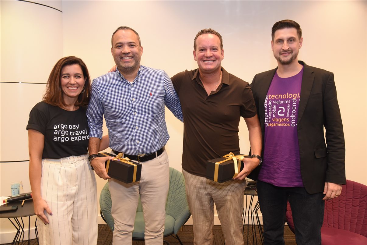 Peterson Prado, da Avipam, e Fernando Vasconcellos, da Kontik, entre Aline Bueno e Daniel Matias, da Argo