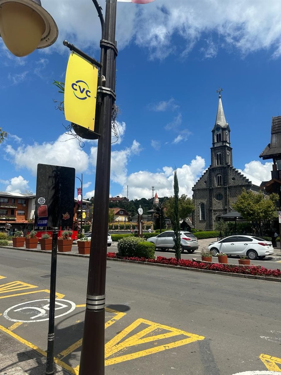 Algumas das principais vias de Gramado estão com bandeiras da CVC ao longo da semana
