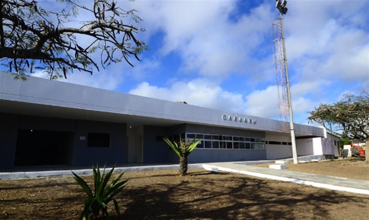Aeroporto está localizado a cerca de 125 km da capital Recife e abriga uma escola para a formação de pilotos