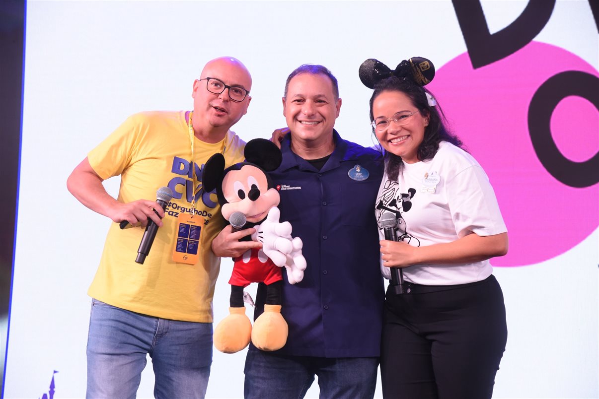 Fábio Mader, da CVC Corp, com Luiz Araújo e Bárbara Modenesi, da Disney Destinations