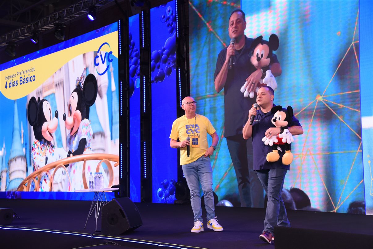 Fábio Mader e Luiz Araújo, de CVC Corp e Disney Destinations, respectivamente, na Convenção CVC 2024
