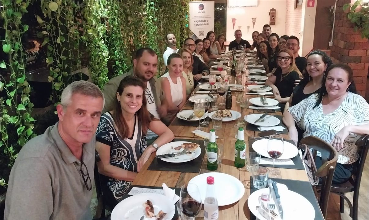 Leonardo Mignani, da New Age, com Camila Alcorta (Carrani Tours) e representantes da Athens, junto a agentes convidados