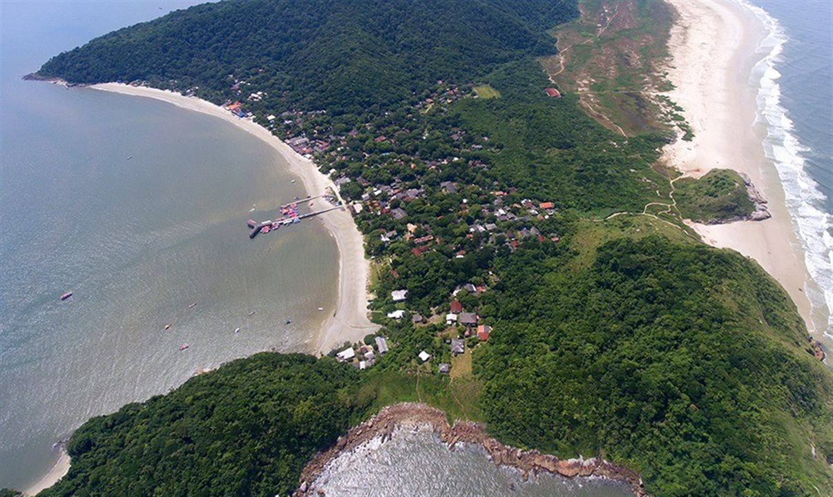 Ilha do Mel é um paraíso natural localizado no litoral do estado do Paraná, com uma área de aproximadamente 35 km²