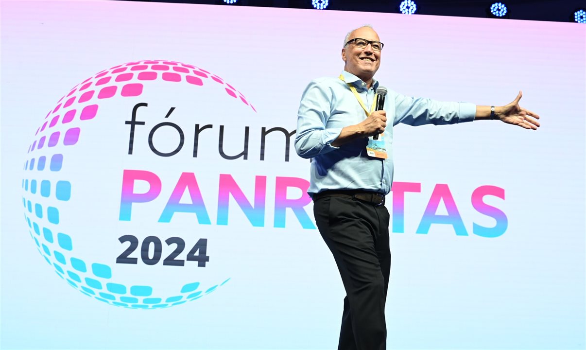 O publicitário Nizan Guanaes no Fórum PANROTAS 2024