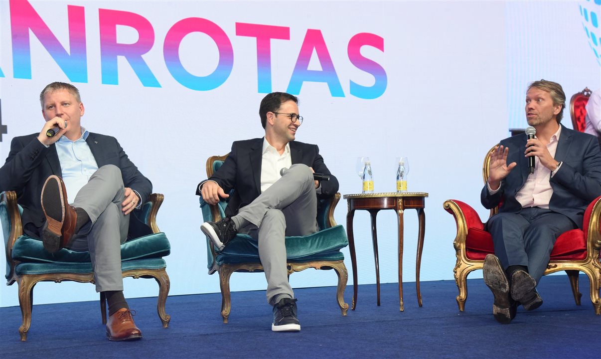 John Rodgerson, Celso Ferrer e Jerome Cadier, CEOs da Azul, Gol e Latam em painel no Fórum PANROTAS 2024