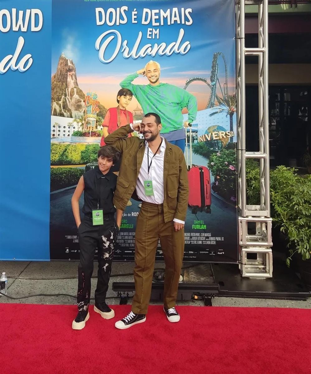 Pedro Burgarelli e Edu Sterblitch, os protagonistas de Dois é Demais em Orlando, filme nacional que tem 80% das cenas gravadas no Universal Orlando Resort