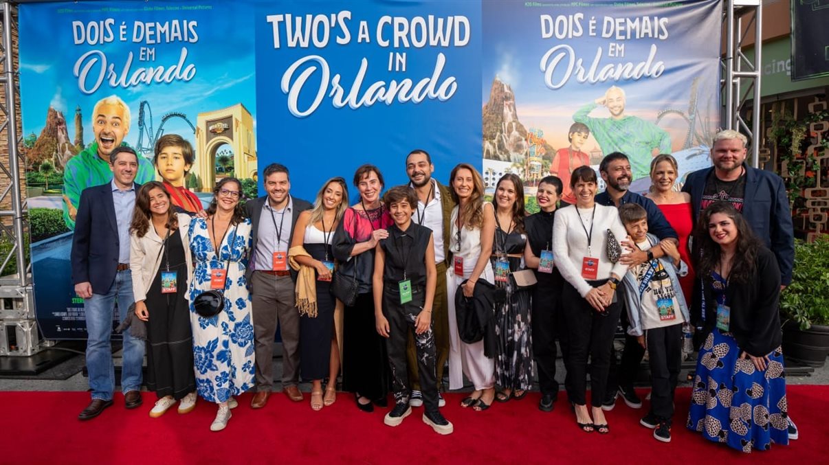 Elenco de Dois é Demais em Orlando com parte do time da Universal Orlando Resorts