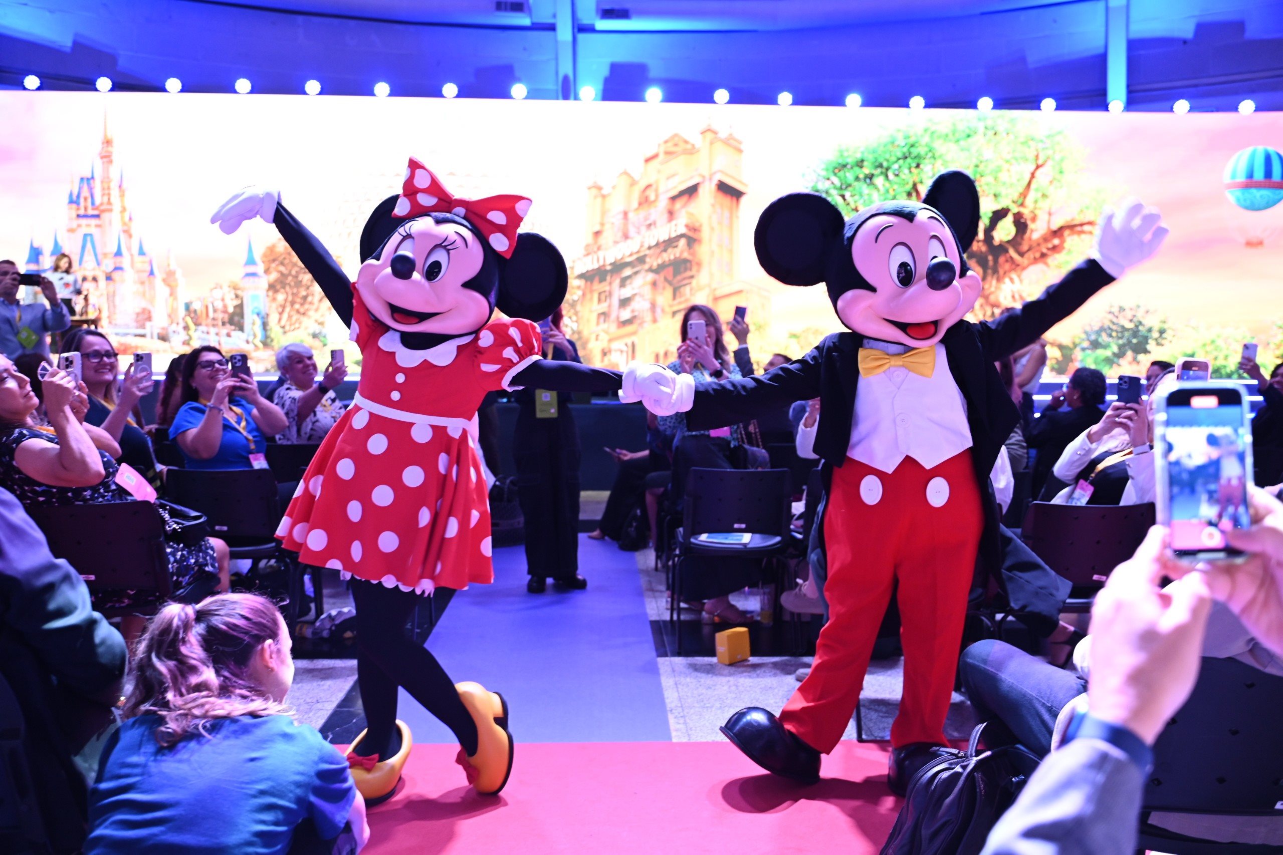 Mickey e Minnie interagem com a plateia 