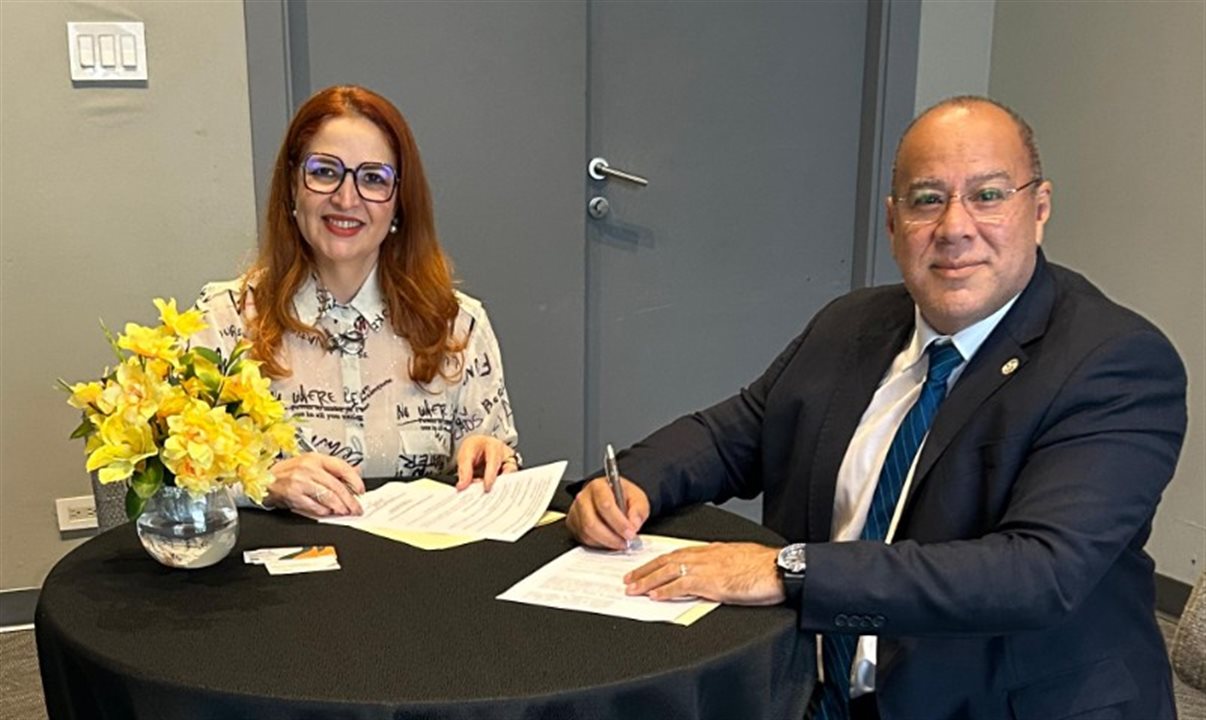 Enid Câmara, presidente da Abeoc Brasil, e Luiz Ricardo Martínez, presidente da COCAL, assinaram Acordo de Cooperação Técnica