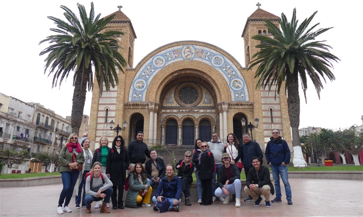 Famtour da Flot em frente à Catedral do Sagrado Coração de Orão, na Argélia