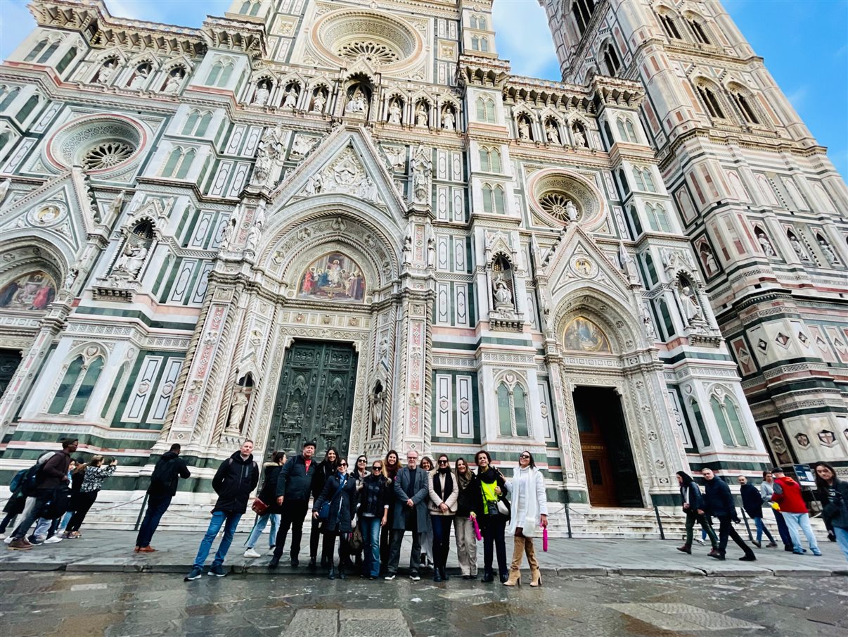 O grupo de agentes convidados por Visual, Carrani e ITA em frente a Catedral de Santa Maria del Fiore, em Florença