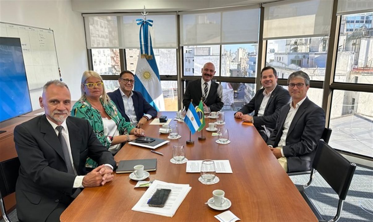 Novo Memorando de Entendimentos assinado com a Argentina impulsiona relações comerciais entre os dois países. Empresas poderão oferecer livremente serviços de transporte aéreo