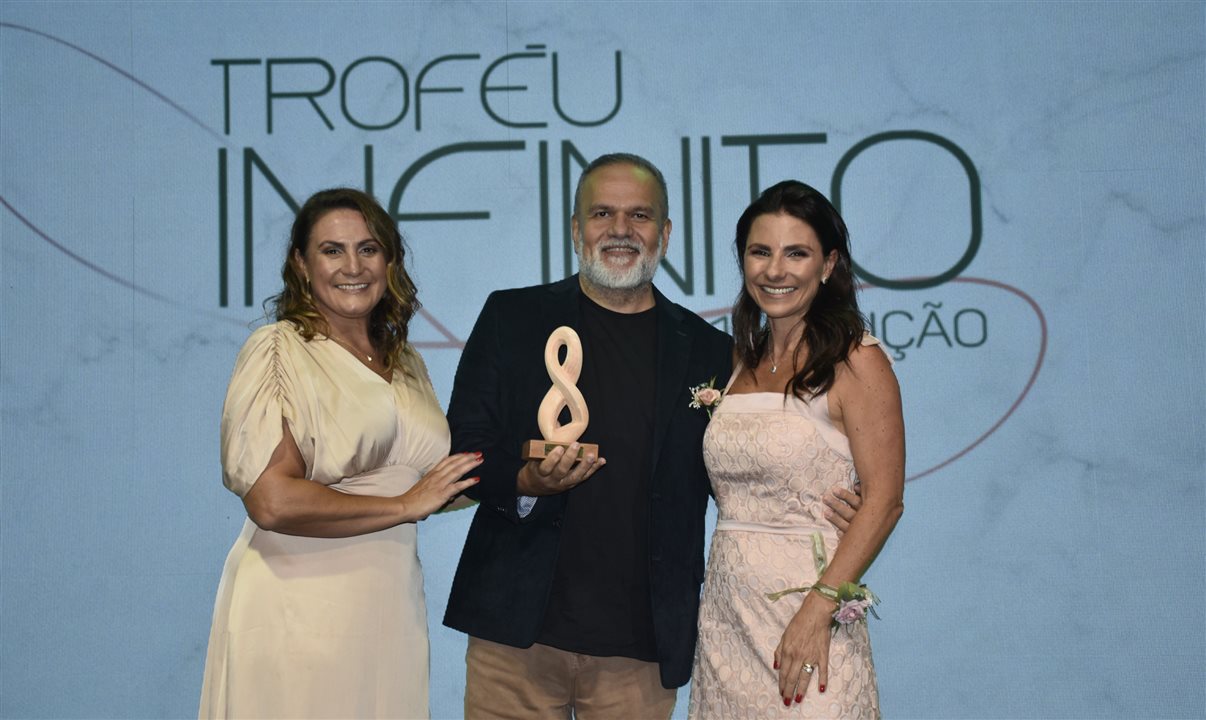 Artur Andrade, da PANROTAS, recebeu Troféu Infinito de Carlise Bianchi e Any Brocker, do Grupo Brocker