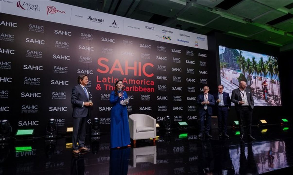Diretora Viviane de Faria (MTur) durante o anúncio do Brasil como sede do SAHIC 2025