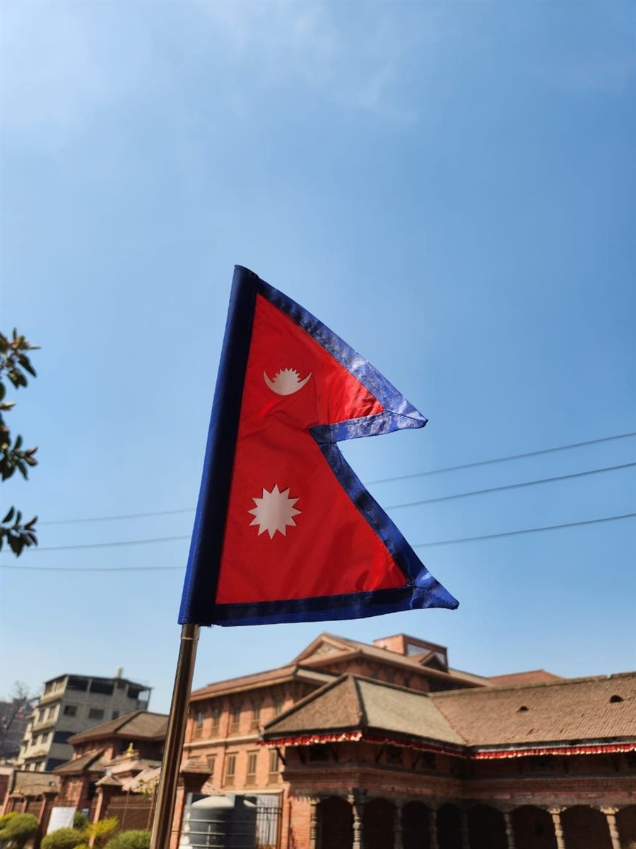 A bandeira do Nepal é a única no mundo que tem esse formato peculiar de dois triângulos, que simbolizam as duas religiões: hinduísmo e budismo. Não existe uma linha que separa os dois triângulos, pois todo nepalês nasce com duas religiões