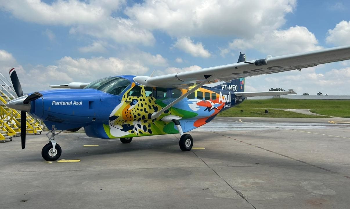 Pantanal Azul: aeronave adesivada pelo programa Conheça o Brasil Voando, uma parceria com o Ministério do Turismo