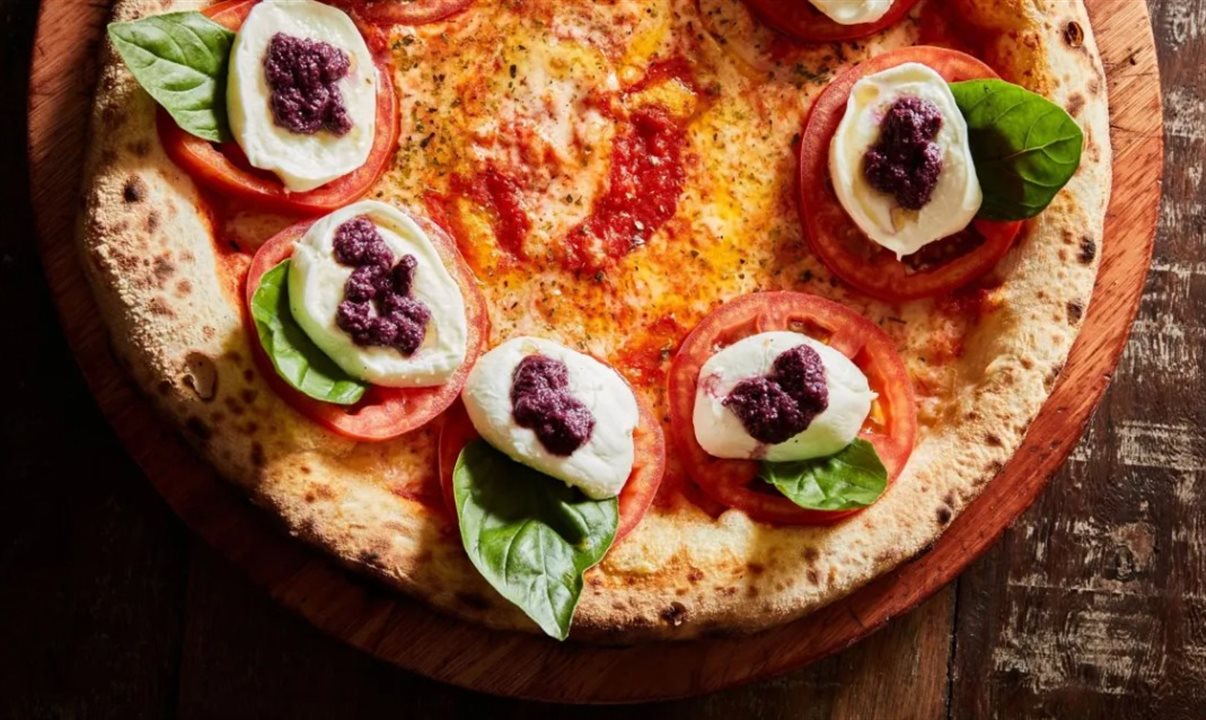 Pizza Caprese da Bráz, eleita a 4ª melhor pizzaria de rede do mundo pelo 50 Top Pizza