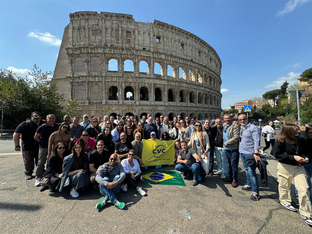 .Time da CVC a frente do Coliseu, um dos mais importantes atrativos turísticos de Roma\n\n