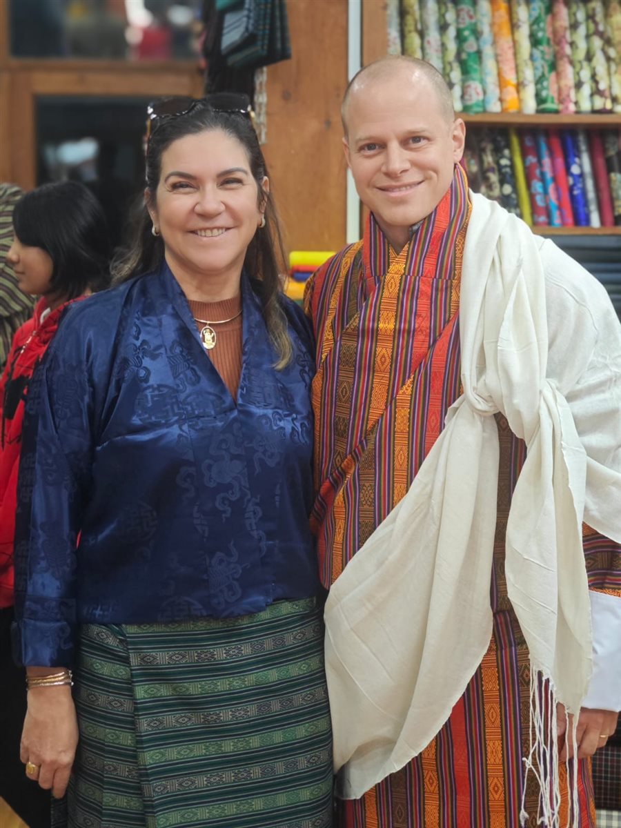 Marcia Pinheiro, da M3 Turismo, e José Guilherme Alcorta, da PANROTAS, em trajes típicos do sul asiático
