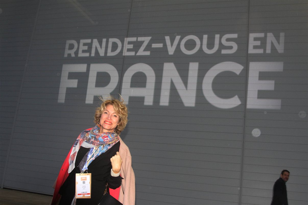 Caroline Putnoki, diretora da Atout France para a América do Sul, na entrada da festa de abertura do RDVF2024.