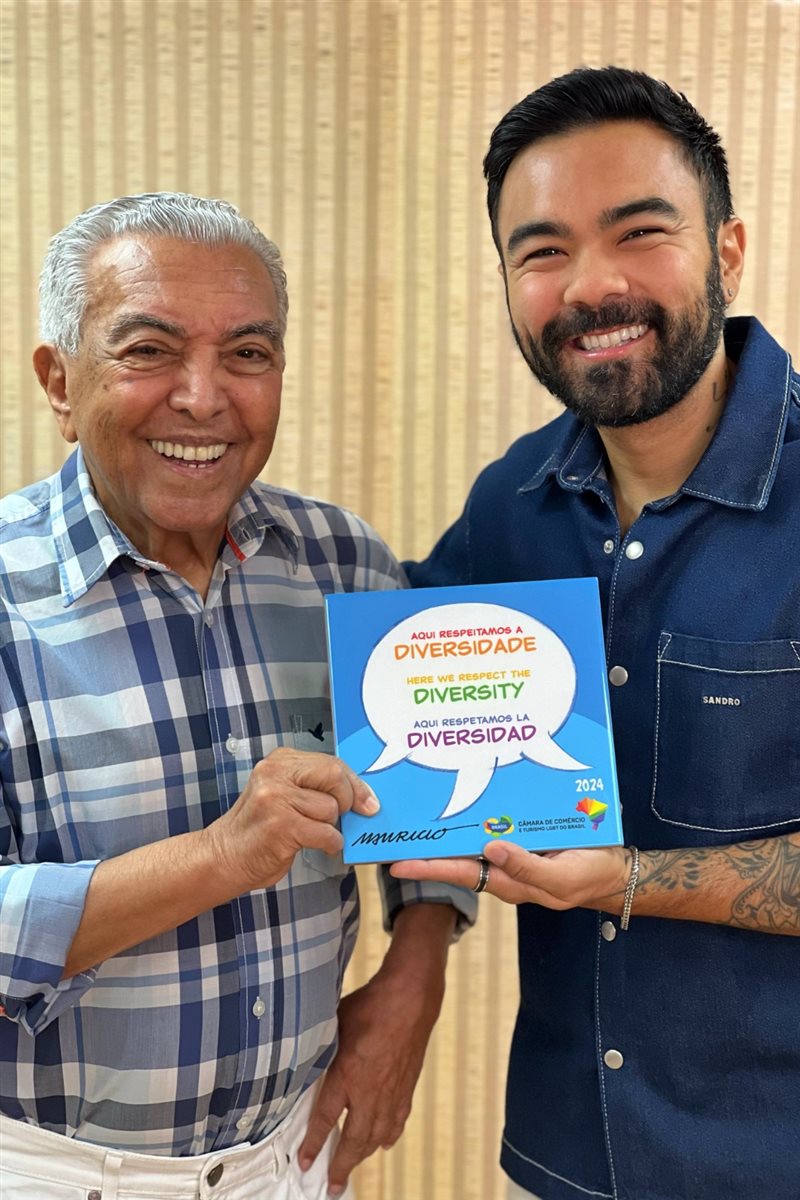 Maurício de Sousa e o filho Mauro Sousa seguram o azulejo “Aqui Respeitamos a Diversidade” 