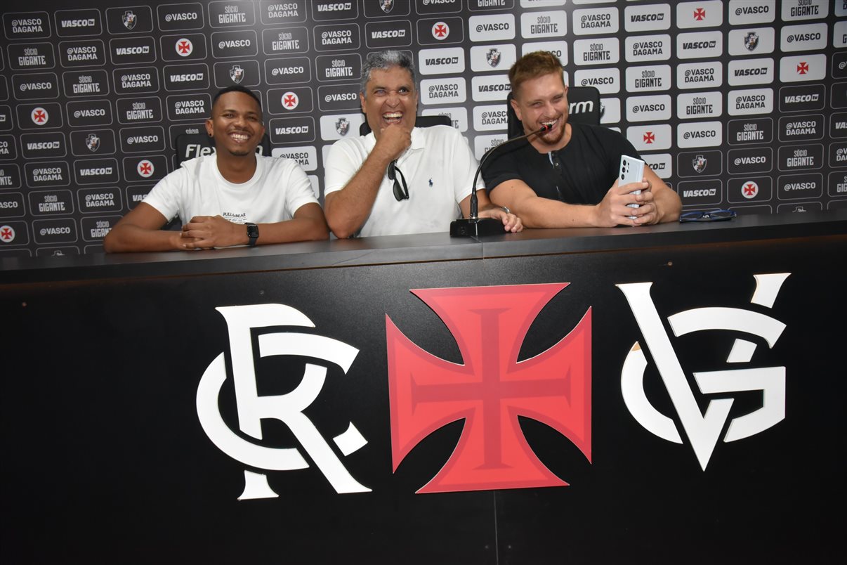O CEO Eduardo Aoki (ao centro) pagou de treinador de futebol em tarde descontraída da Intermac no Rio de Janeiro
