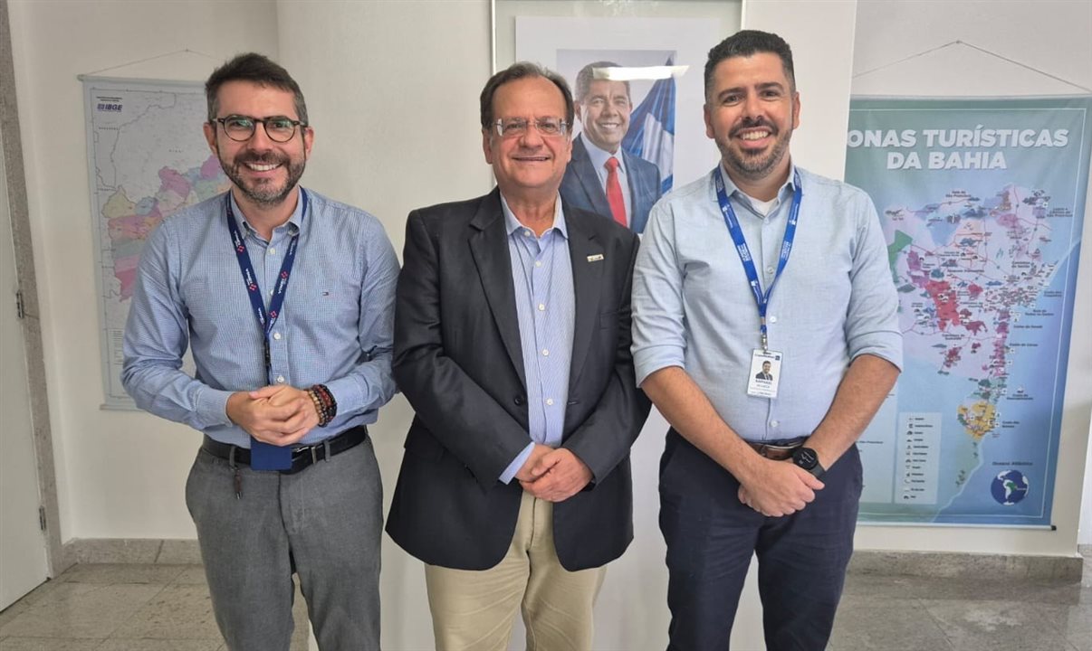 Marcus Campos, da Vinci Airports, Maurício Bacelar, secretário de Turismo da Bahia, e Raphael de Lucca, da Copa Airlines