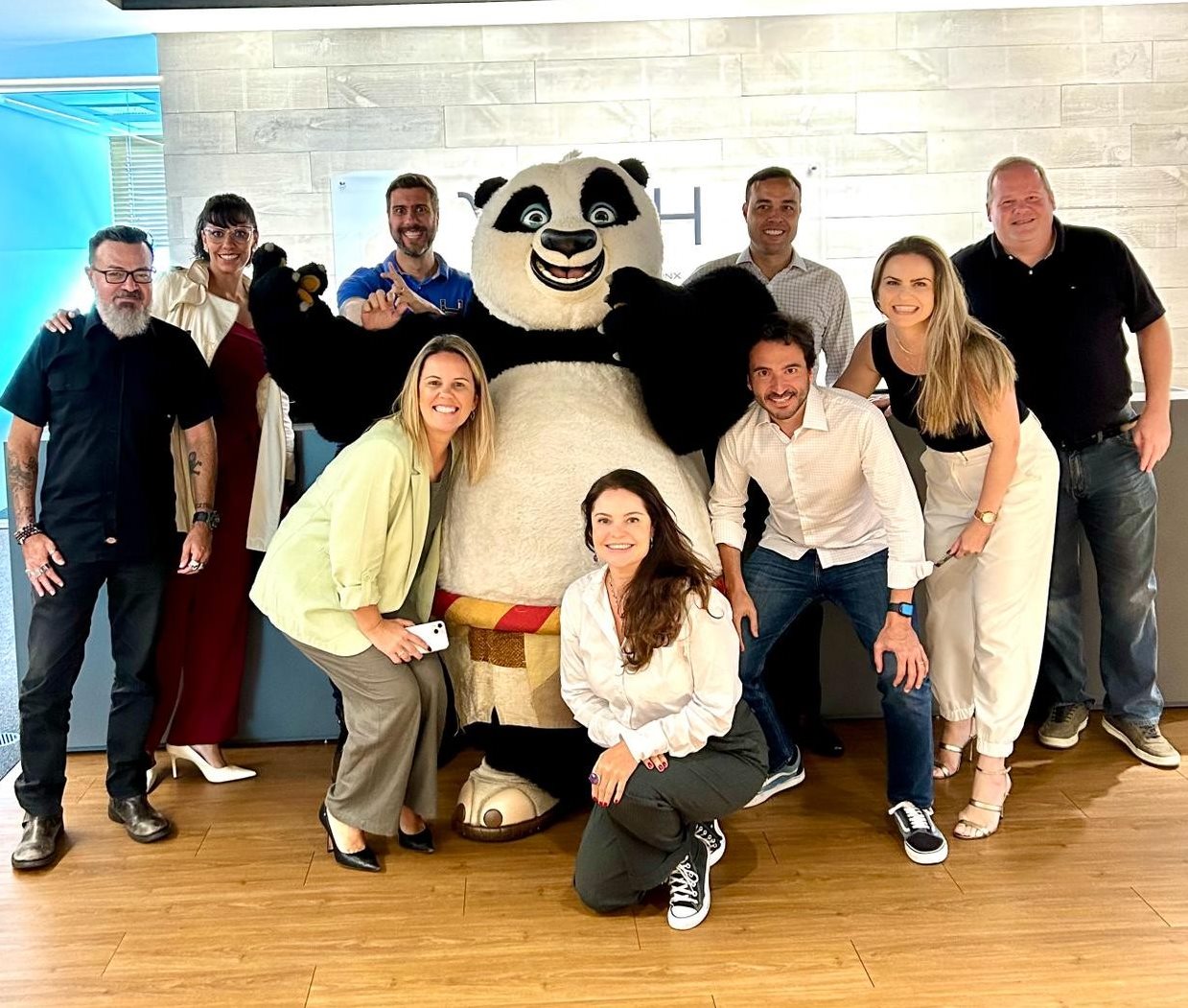 Equipe do Grupo Wish com Po, do Kung Fu Panda