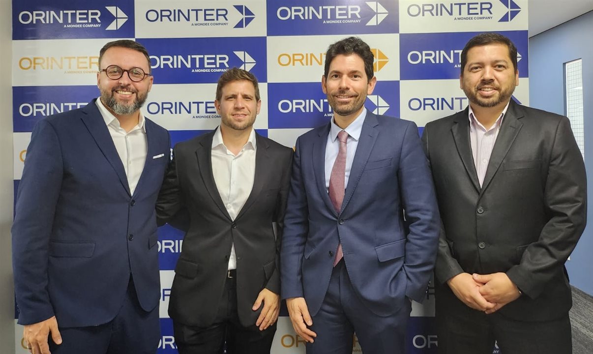 Orestes Fintiklis, vice-presidente da Mondee, entre os diretores da Orinter Roberto Sanches, Eduardo Vansan e Vinicius Chagas