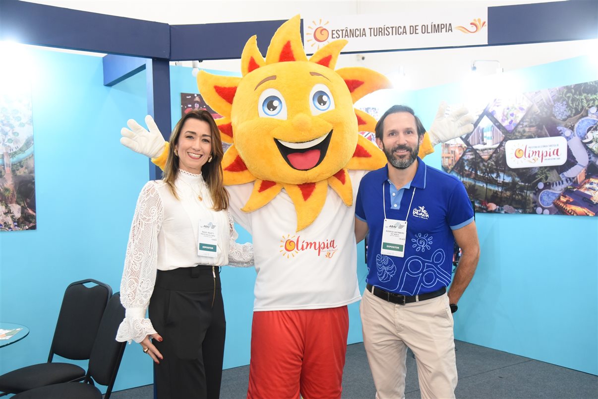 Raquel Righetti, secretária de Turismo e Cultura de Olímpia, e Rodrigo Vaz, diretor comercial do Hot Beach Olímpia