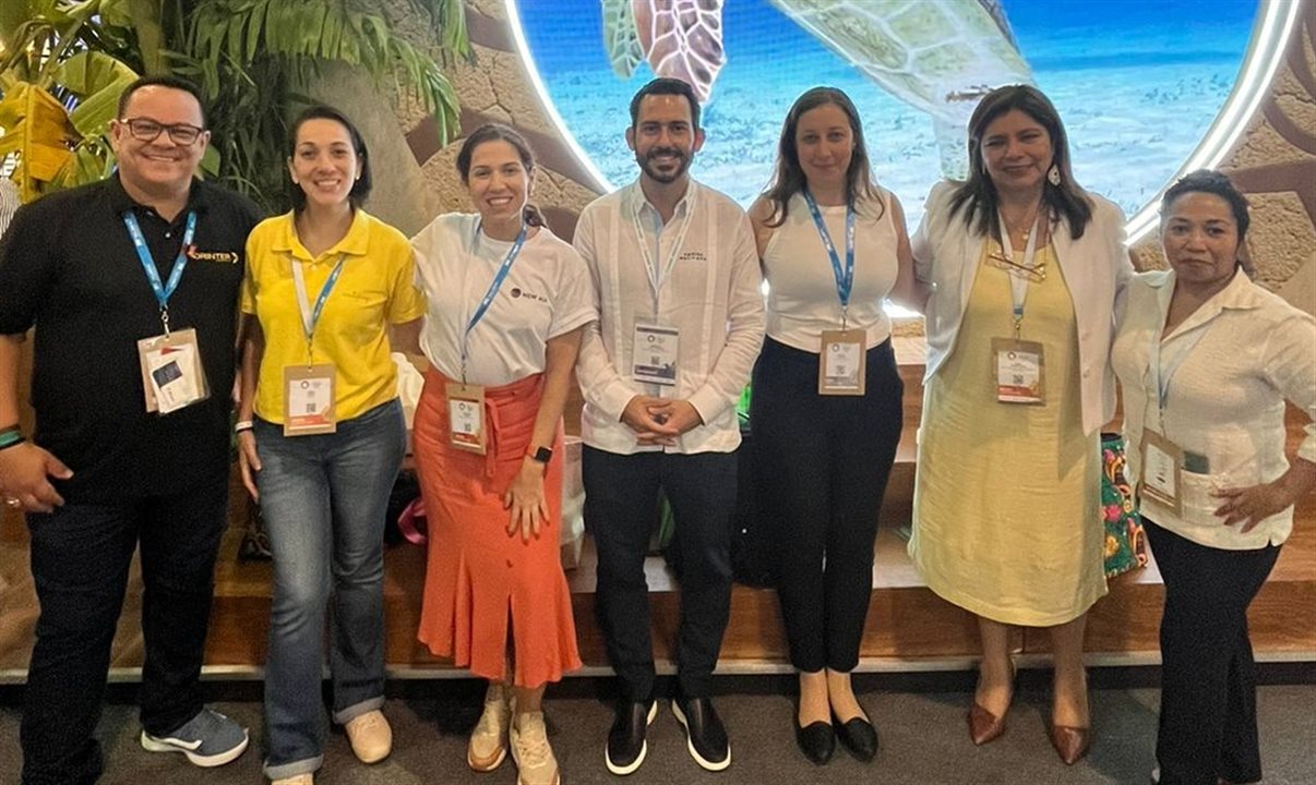 Grupo de brasileiros com Diana Pomar e o ministro de Turismo de Quintana Roo