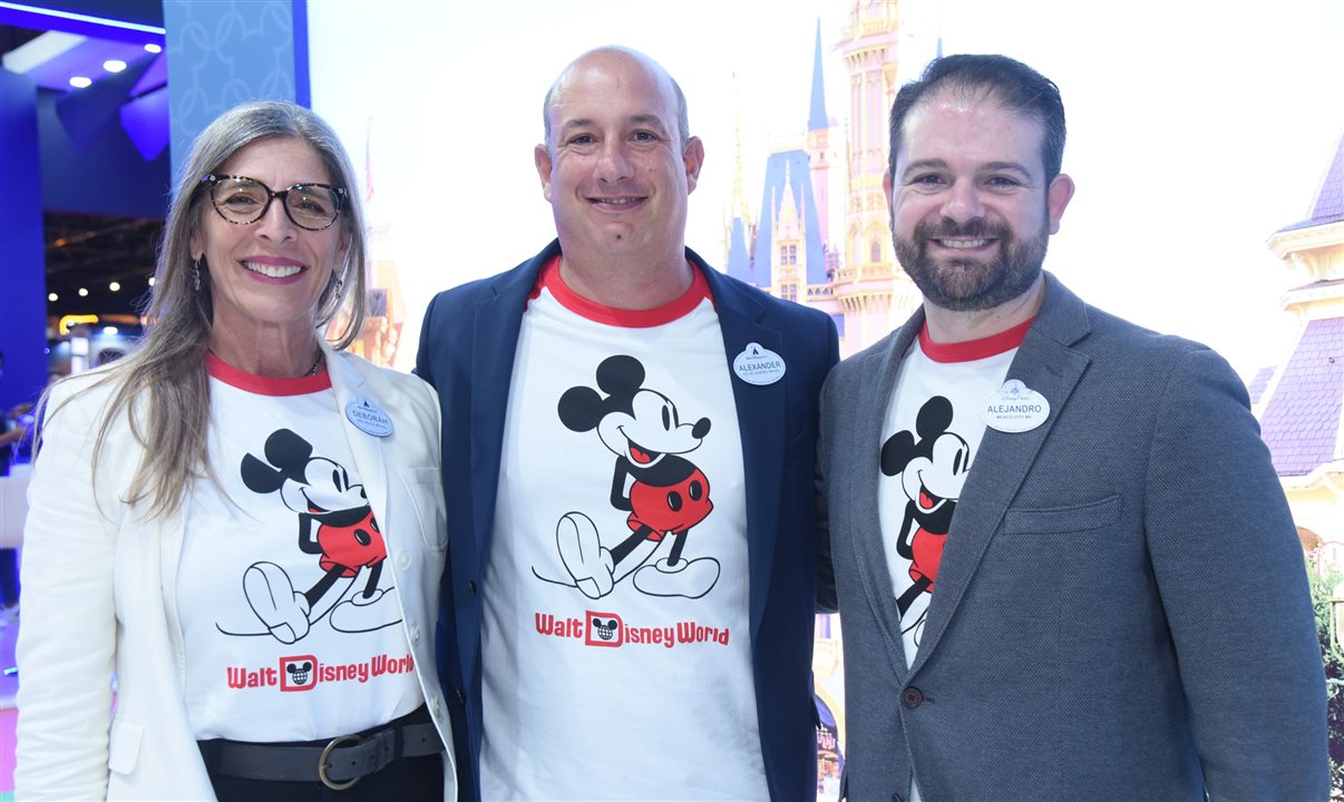 Deborah Baldin, Alexander Haim e Alejandro Flores, da Disney Destinations, na WTM Latin America 2024