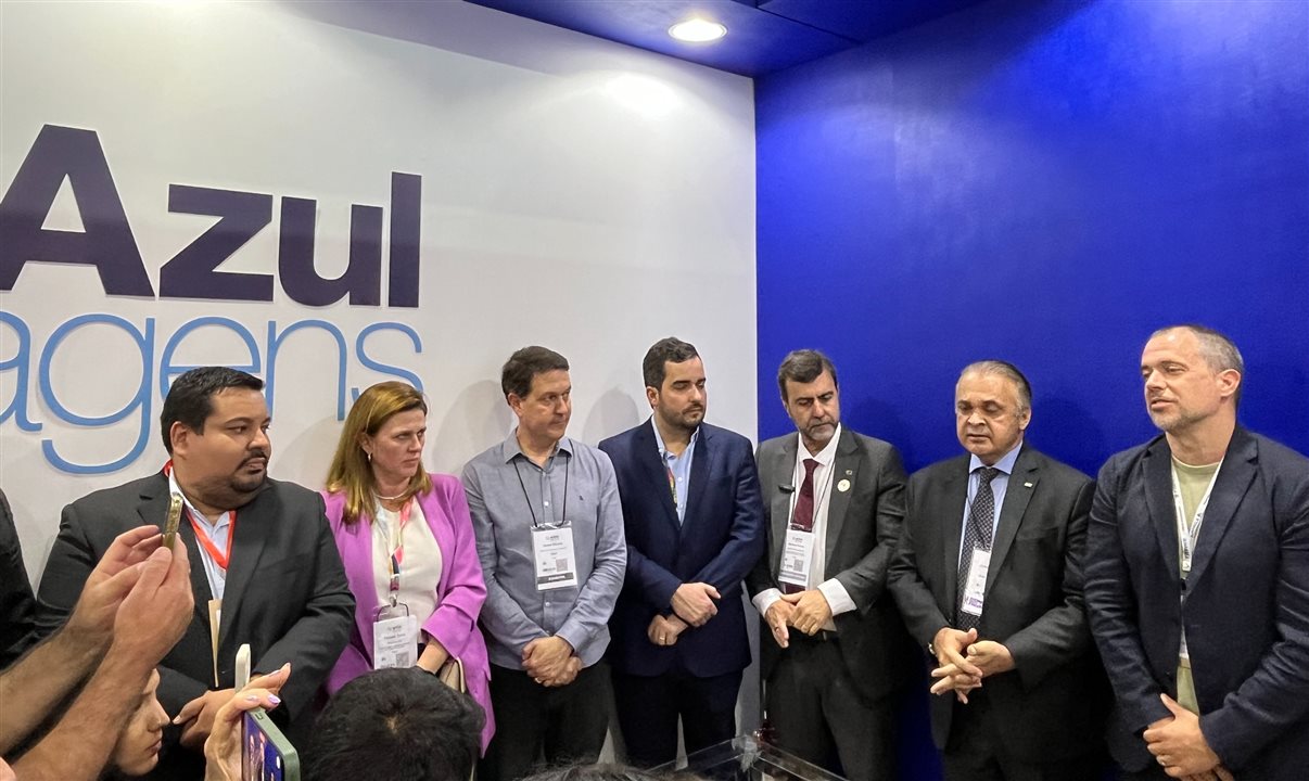 Equipes da Azul e Embratur reunidas para anúncio de rotas para o Paraguai na WTM