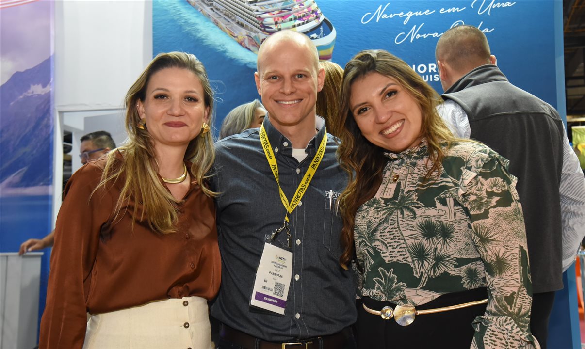 José Guilherme Alcorta, da PANROTAS, entre Cinthia Marques e Ana Carla Lopes, do Ministério do Turismo