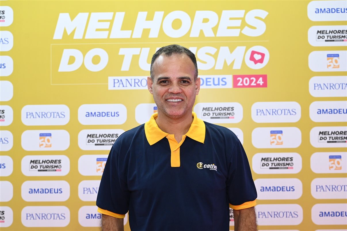 Marcelo Lopes veste camisa da Cativa Operadora na WTM Latin America