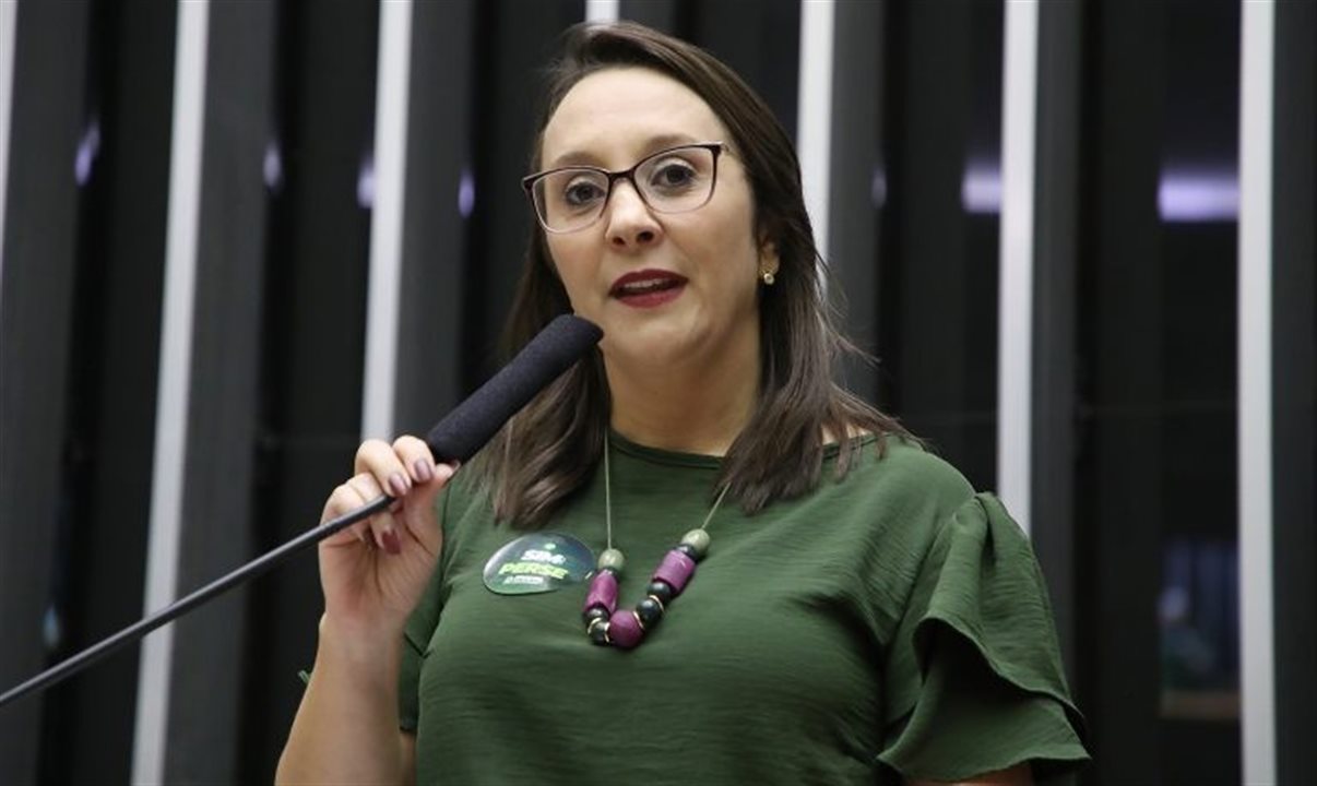 Deputada Renata Abreu (Podemos-SP), relatora do PL em votação na Câmara que reduz as atividades econômicas beneficiadas pelo PERSE