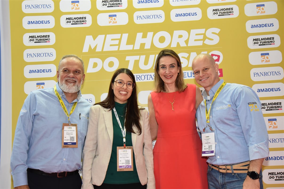Ana Clemente e Luciane Leite, do Turismo do Estado de São Paulo, entre Artur Andrade e José Guilherme Alcorta, da PANROTAS