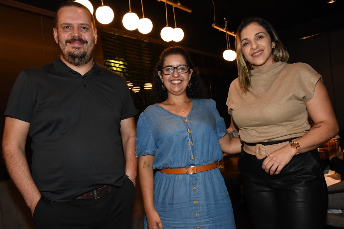 Rafael Coelho e Naiara Gasperazzo, do Bureau Veritas, com Andressa Silva, da Voll