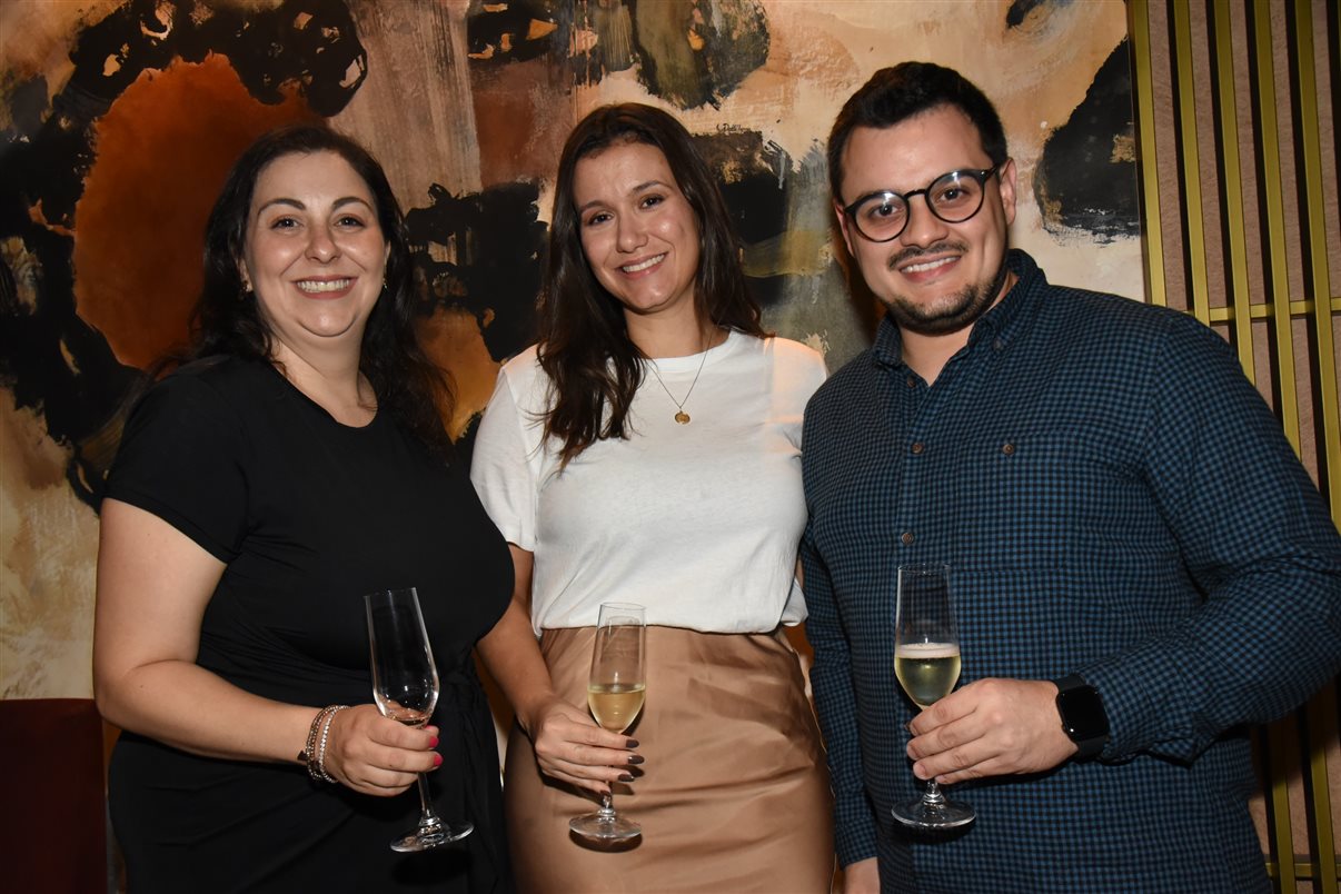 Julia Borges, do Nubank, entre Claudia Browne e Luiz Moura, da Voll