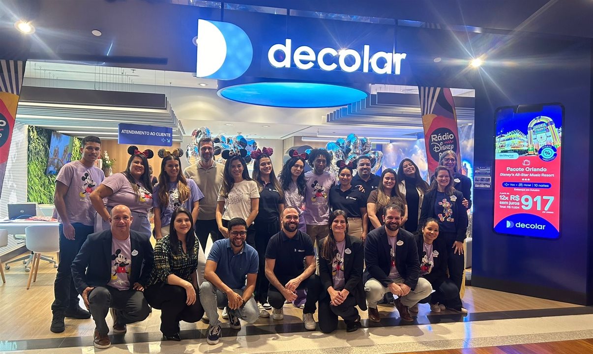 Executivos da Disney Destinatios com a equipe da loja conceito Decolar, no Shopping Morumbi