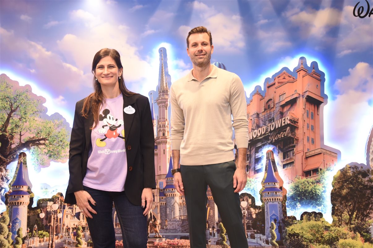 Julieta de Grazia, Senior Sales Manager da Disney Destinations para Chile, Argentina e Peru, ao lado de Stefano Ross, diretor de Canais da Decolar para o Brasil