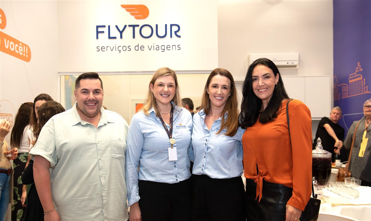 Eder Masini (especialista em Lazer Flytour Franchising), Renata Frizon e Marília MInozzo (franqueadas Flyour) e Alessandra Antunes (diretora operacional Flyour Franchising) 